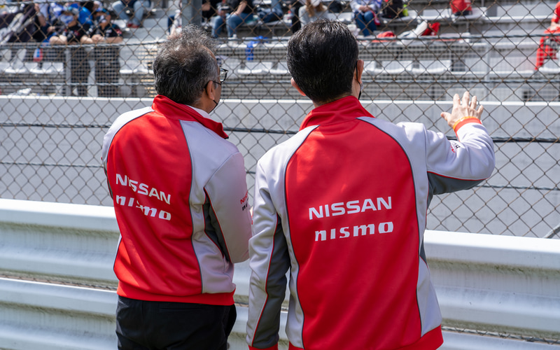 日産自動車 COO アシュワニ・グプタ氏（左）、ニッサン・モータースポーツ・インターナショナル株式会社 最高経営責任者 片桐隆夫氏（右）