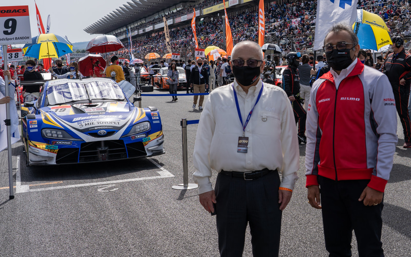 19号車WedsSport ADVAN GR Supraの前で記念撮影するGTA 坂東正明代表（左）とグプタ氏（右）