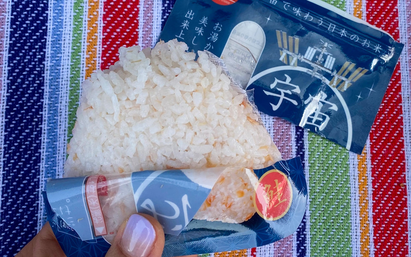 袋に水を入れて、120分経過した状態で取り出してみると、それなりに完成度の高いおにぎりになっていました！　この日は、60分経過だとまだ少しお米の芯が残っている感じだったので、90分経過したところで食べごろに。パッケージには、お湯だと15分で食べられると記載されていましたよ。鮭のほかに梅の宇宙おにぎりもありました