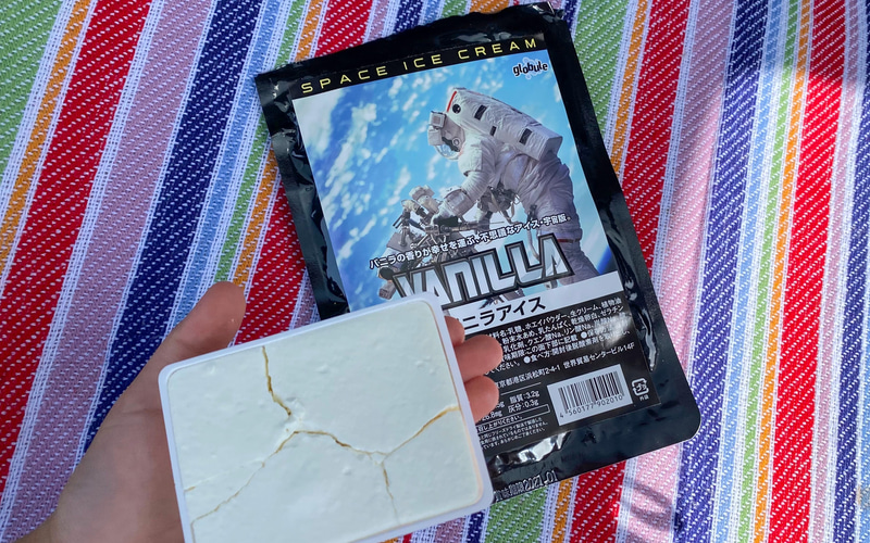 もし自分が避難生活を強いられていたら、これがあるとちょっと明るい気持ちになれるかも？　と思ったのが、宇宙食のバニラアイス。アイスといえども、もちろん常温保存なので冷たくはないんです。パッケージを開けてみると、最初は「えっ？　豆腐？」とビックリしたんですが、味は「冷たくないバニラアイス」という不思議な感覚。口の中でホロホロッ、スーッと溶けていくのが面白いですよ