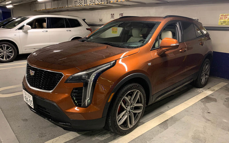狭い都心の地下駐車場では存在感のあるサイズの「XT4」