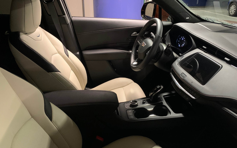 アメリカっぽいXT4のドライバーシート、安っぽい感じはどこにもありません