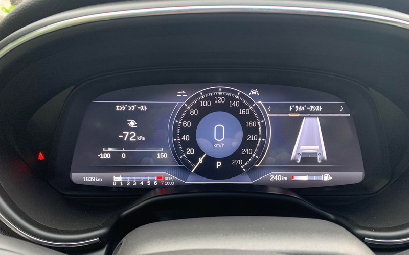 CT5の12インチデジタルメーターディスプレイ。走行モードによって表情を変えます。ちなみにパドルシフト付きのATは10速。これだけあるとほぼ自分でシフトするチャンスはあまりないです