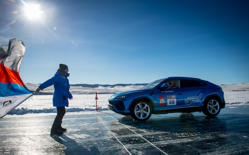 スーパーSUVウルスが搭載するV型8気筒4.0リッターツインターボエンジンは650HPを発生し、アスファルト舗装であれば0-100km/h加速は3.6秒、0-200km/h加速は12.8秒、最高速305km/hをマークする