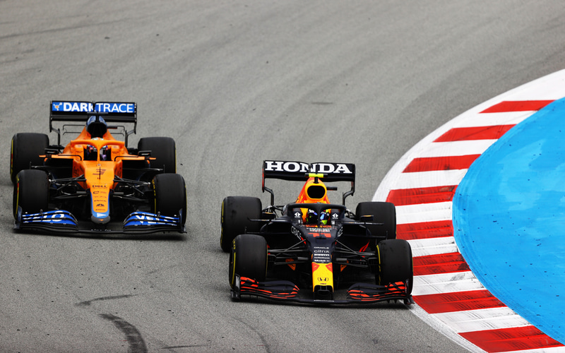 マクラーレンのダニエル・リカルド選手（3号車 マクラーレン・メルセデス）とバトルするセルジオ・ペレス選手（11号車 レッドブル・レーシング・ホンダ）ⒸGetty Images / Red Bull Content Pool