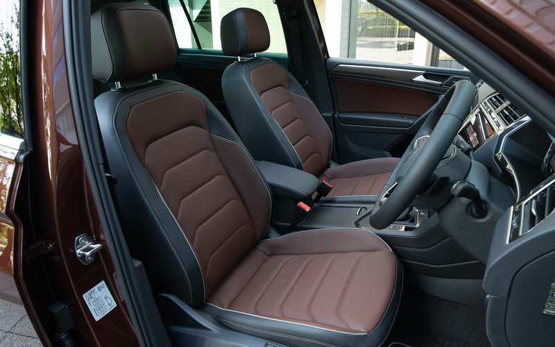 専用レザーシート（ノワゼット/チタンブラック）、専用デコラティブウッドパネルを採用