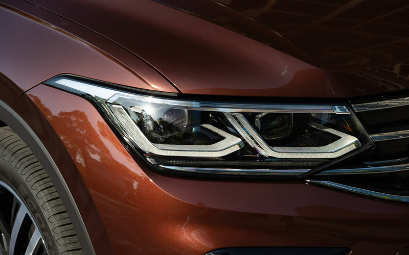 外観では19インチアルミホイール（235/50R19）を装着。「TSI Active」はLEDヘッドライト（オートハイトコントロール機能）を、それ以外のモデルは全車LEDマトリックスヘッドライト“IQ.LIGHT”（ダイナミックターンインジケーター付）を標準装備