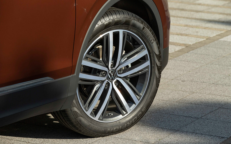 外観では19インチアルミホイール（235/50R19）を装着。「TSI Active」はLEDヘッドライト（オートハイトコントロール機能）を、それ以外のモデルは全車LEDマトリックスヘッドライト“IQ.LIGHT”（ダイナミックターンインジケーター付）を標準装備