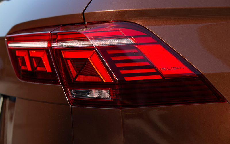 外観では19インチアルミホイール（235/50R19）を装着。「TSI Active」はLEDヘッドライト（オートハイトコントロール機能）を、それ以外のモデルは全車LEDマトリックスヘッドライト“IQ.LIGHT”（ダイナミックターンインジケーター付）を標準装備