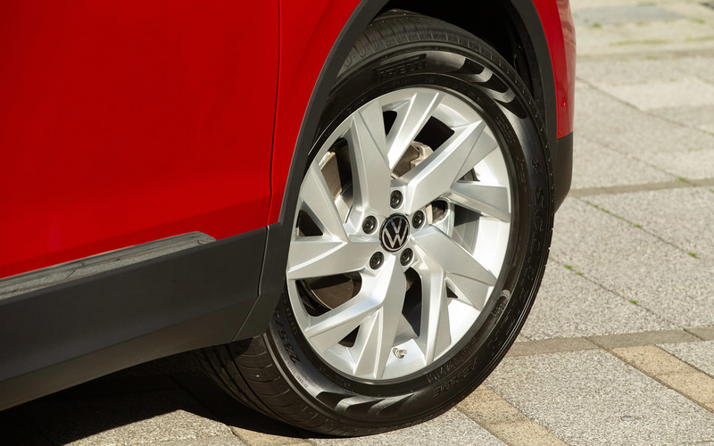 「TSI Elegance」のボディサイズは4515×1840×1675mm、ホイールベースは2675mm。18インチホイール＆235/55R18タイヤを装着