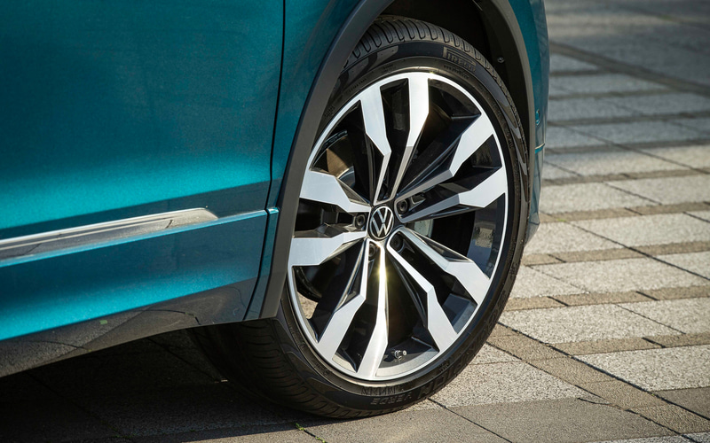 「TSI R-Line」は19インチホイール＆255/45R19タイヤをセット