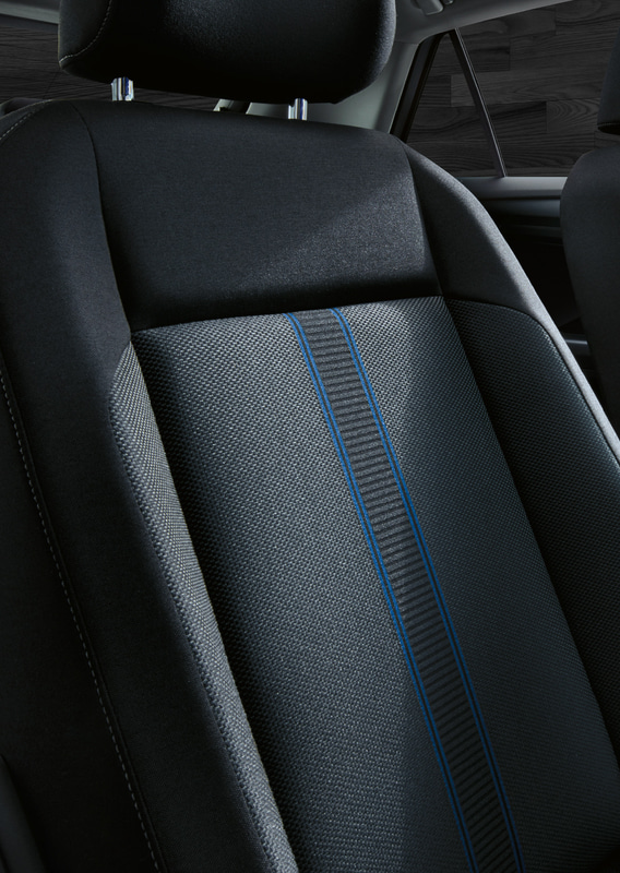 ラヴェンナブルーメタリックを選ぶと、インテリアがボディカラー同色系のブルーにカラーコーディネートされる