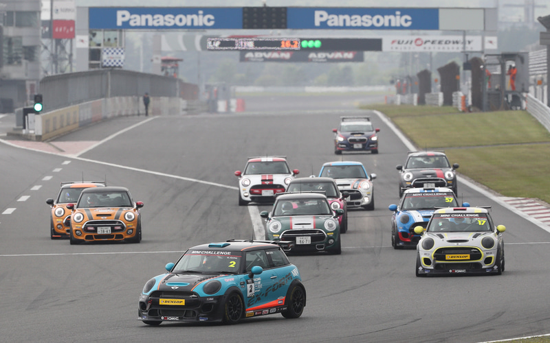 レース専用車両とナンバー付き車両の2クラスで構成される「MINI CHALLENGE JAPAN」