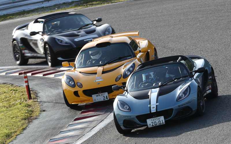 出場車両は普通に一般公道を走行できるナンバー付き車両だが、ロータスのライトウエイトスポーツカーはサーキットがとてもよく似合う