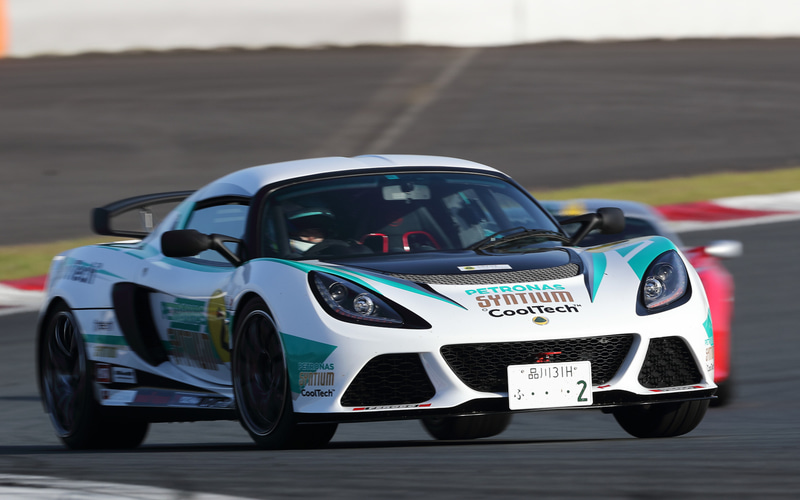 出場車両は普通に一般公道を走行できるナンバー付き車両だが、ロータスのライトウエイトスポーツカーはサーキットがとてもよく似合う