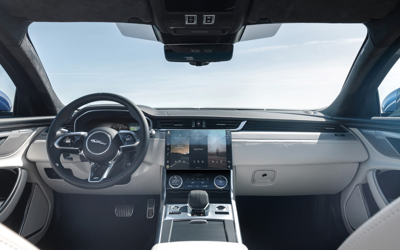 インストルメントパネル、センターコンソール、インストゥルメントパネルトッパー、ドアケーシングのデザインを変更。新デザインのスプリットリムステアリングホイールを採用