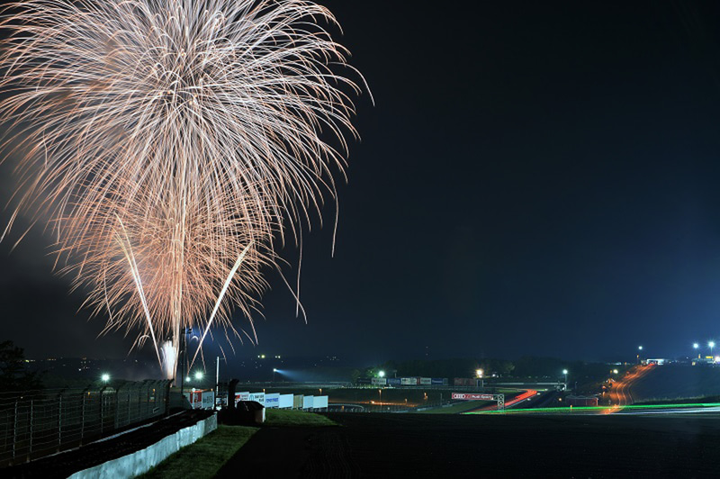 ［打ち上げ花火］時間：5時22日20時～20時15分※荒天時中止する場合があり。24時間レース名物、レース中の「打ち上げ花火」を実施