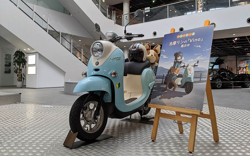 志摩リンモデルのヤマハ「ビーノ」を展示