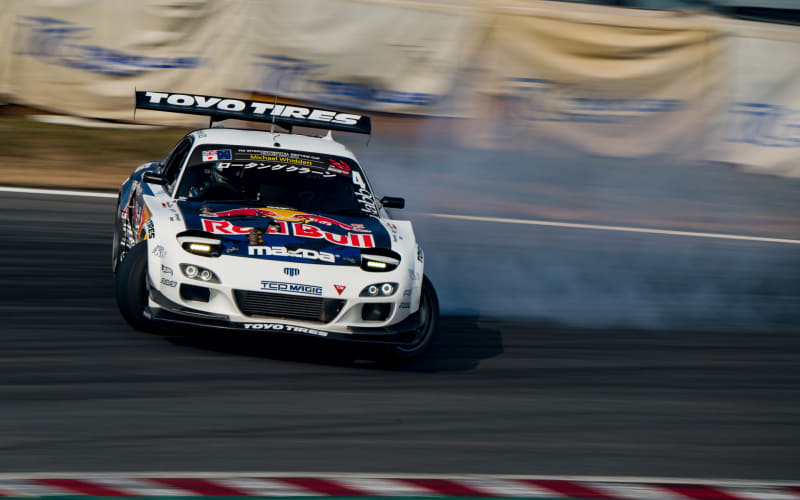 マッド・マイク選手がドリフトしているマツダ「RX-7」
