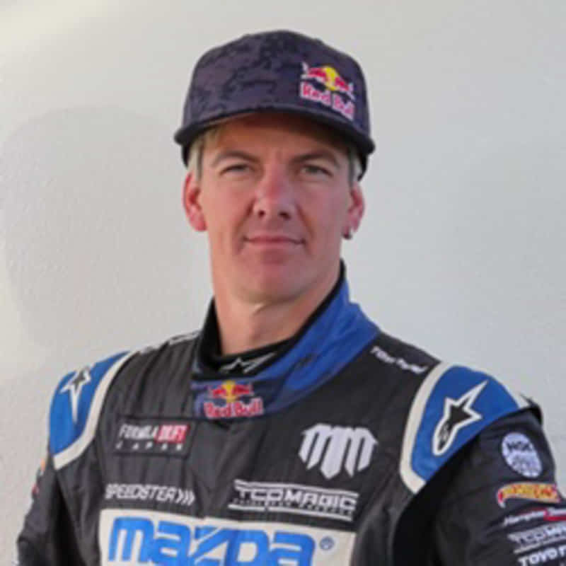 マイケル・ウィデット選手（通称マッド・マイク）は、ニュージーランド人のドリフトレーサー。モトクロスレーサーの経験からオフロード走行、ドリフト走行を得意とし、ニュージーランド、オーストラリアを中心にアメリカ、イギリス、ロシア、日本など各国で、さまざまなパフォーマンス走行を披露している。Red Bullのサポートのもと、世界中から動画、画像を配信している