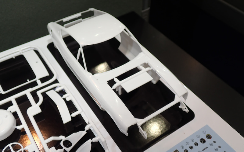 Gノーズが別パーツのため、ショートノーズのフェアレディZへ発展可能だ