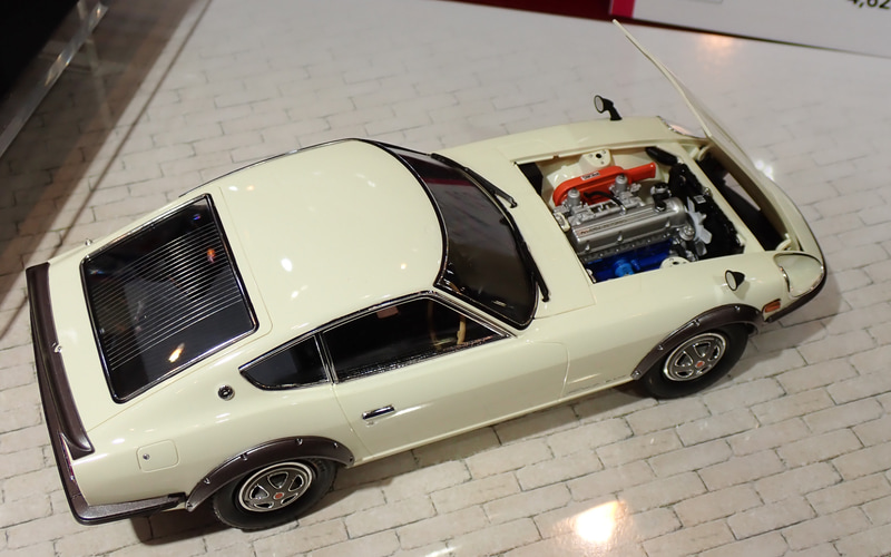 当時のスポーツカーらしいボンネットの開き方、熱線入りリアウィンドウなど時代を象徴する1台