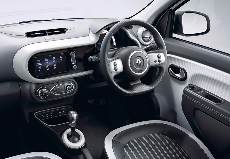 4色のレザー調×ファブリックコンビシートとインテリアカラーがボディカラーに応じて組み合わされる