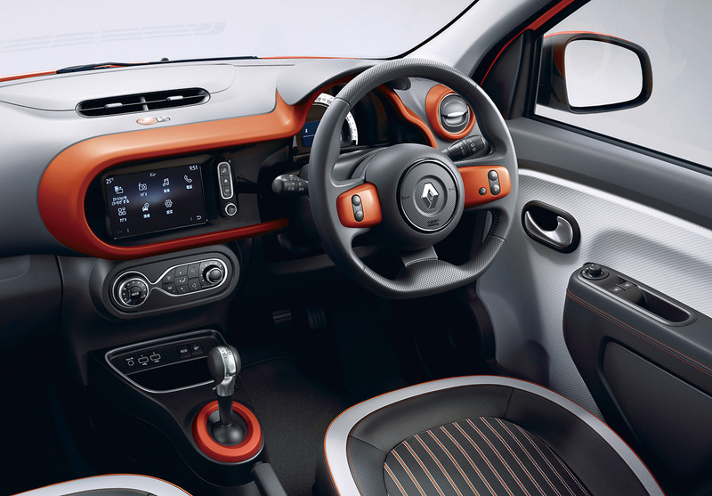 4色のレザー調×ファブリックコンビシートとインテリアカラーがボディカラーに応じて組み合わされる