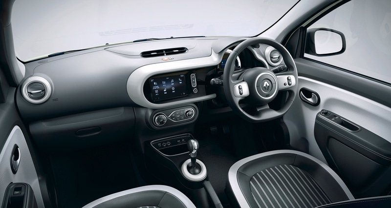 内装ではホワイトの加飾が入るブランインテリアを採用