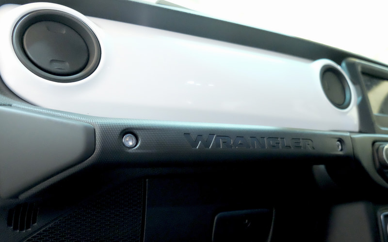 セラミックホワイトインストルメントパネル