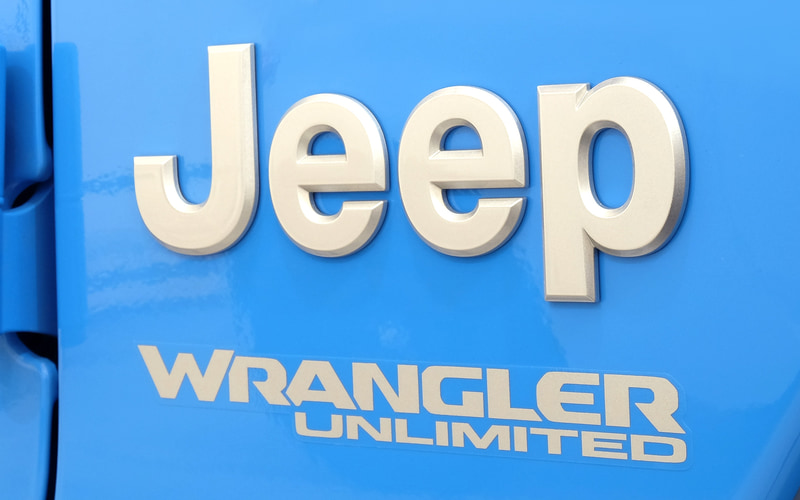 ボディサイドのジープロゴはシルバーとなる