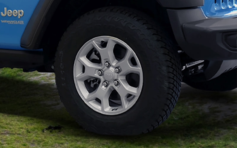 明るいシルバーの17インチアルミホイールを装着