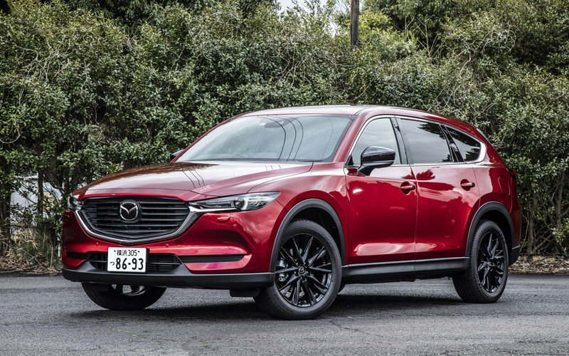 今回試乗したのは2020年12月に発売された「CX-8」の特別仕様車「Black Tone Edition（ブラックトーンエディション）」。グレードは4WDの「XD Black Tone Edition」（423万6100円）でボディカラーは「ソウルレッドクリスタルメタリック」（7万7000円高）。ボディサイズは4900×1840×1730mm（全長×全幅×全高）、ホイールベースは2930mm