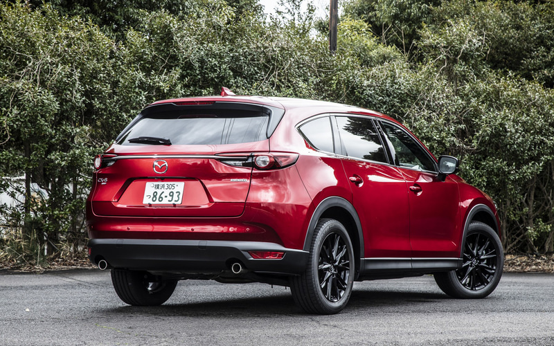 今回試乗したのは2020年12月に発売された「CX-8」の特別仕様車「Black Tone Edition（ブラックトーンエディション）」。グレードは4WDの「XD Black Tone Edition」（423万6100円）でボディカラーは「ソウルレッドクリスタルメタリック」（7万7000円高）。ボディサイズは4900×1840×1730mm（全長×全幅×全高）、ホイールベースは2930mm