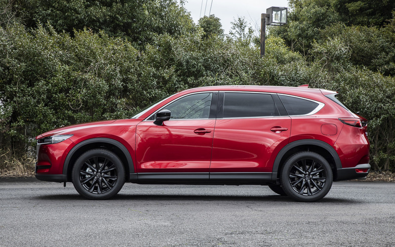今回試乗したのは2020年12月に発売された「CX-8」の特別仕様車「Black Tone Edition（ブラックトーンエディション）」。グレードは4WDの「XD Black Tone Edition」（423万6100円）でボディカラーは「ソウルレッドクリスタルメタリック」（7万7000円高）。ボディサイズは4900×1840×1730mm（全長×全幅×全高）、ホイールベースは2930mm