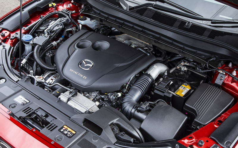 直列4気筒DOHC 2.2リッターディーゼルターボエンジンは最高出力147kW（200PS）/4000rpm、最大トルク450Nm（45.9kgfm）/2000rpmを発生。WLTCモード燃費は15.4km/L