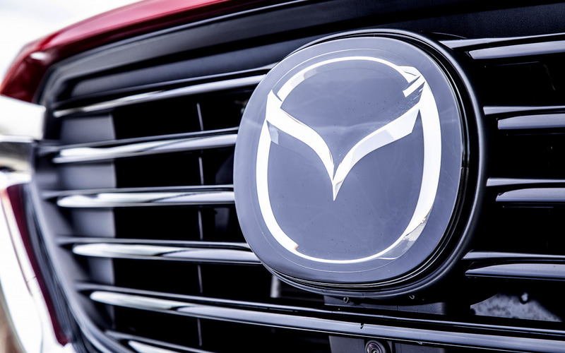 外観ではドアミラーをブラックアウトするとともに、フロントグリルをブラックメタリック塗装に変更。同じくブラックメタリックに塗装されたホイールは19インチへとサイズアップされた。タイヤはTOYO TIRE「PROXES R46」（225/55R19）