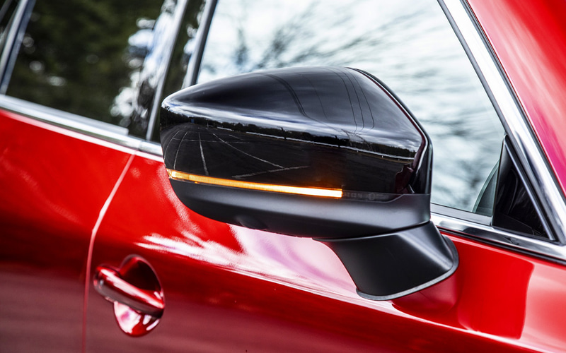 外観ではドアミラーをブラックアウトするとともに、フロントグリルをブラックメタリック塗装に変更。同じくブラックメタリックに塗装されたホイールは19インチへとサイズアップされた。タイヤはTOYO TIRE「PROXES R46」（225/55R19）