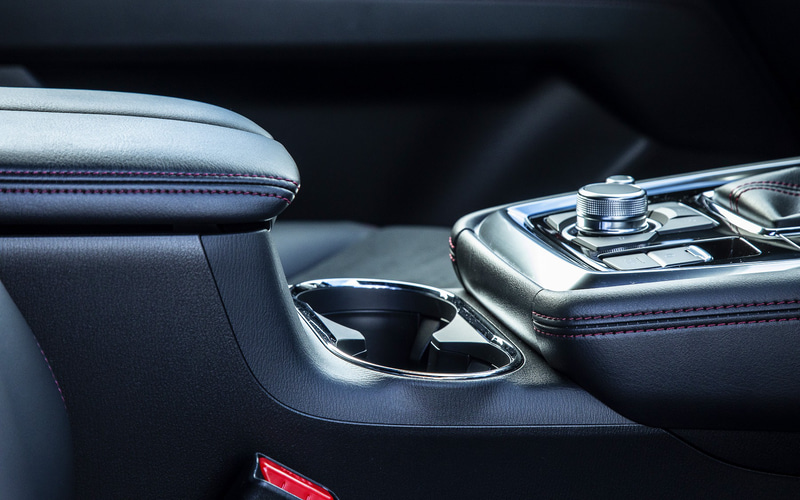 内装ではインパネに専用のハニカムブラックを用い、パワーウィンドウスイッチとドアミラーコントロールスイッチにサテンクロームメッキの加飾を配してオリジナリティを演出。また、シートの素材をブラックのグランリュクス+合成皮革とし、レッドステッチのアクセントを付与。レッドステッチのアクセントはステアリングやドアアームレストにも採用して統一感を図っている。セカンドシートには、ボタンを押すだけで自動的にシートが前に移動しながら背もたれが倒れ、3列目シートの乗員が降りるのに役立つ“ワンタッチウォークイン機構”を標準装備