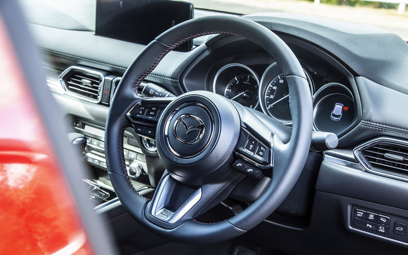 内装ではインパネに専用のハニカムブラックを用い、パワーウィンドウスイッチとドアミラーコントロールスイッチにサテンクロームメッキの加飾を配してオリジナリティを演出。また、シートの素材をブラックのグランリュクス+合成皮革とし、レッドステッチのアクセントを付与。レッドステッチのアクセントはステアリングやドアアームレストにも採用して統一感を図っている。セカンドシートには、ボタンを押すだけで自動的にシートが前に移動しながら背もたれが倒れ、3列目シートの乗員が降りるのに役立つ“ワンタッチウォークイン機構”を標準装備