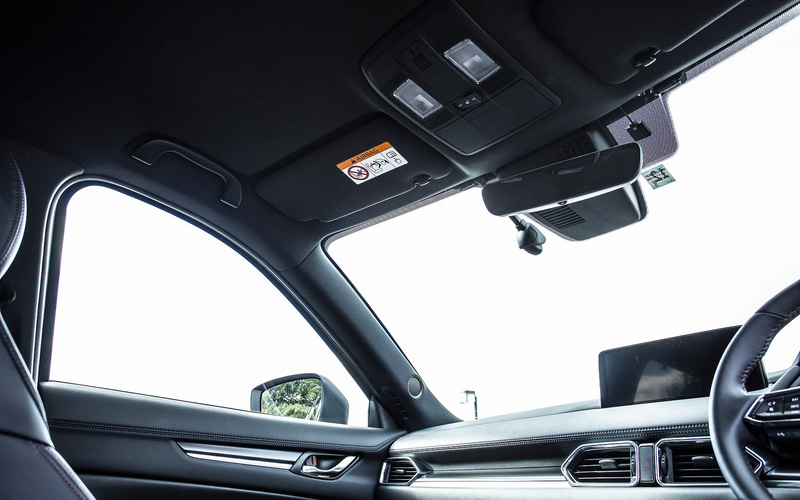 Black Tone Editionでは地上デジタルTVチューナー（フルセグ）を搭載した10.25インチのセンターディスプレイをはじめ、置くだけで充電できるワイヤレス充電（Qi仕様）、サードシートの充電用USB端子（2つ）が標準装備される。また運転席側、助手席側、後席の3ゾーンでそれぞれ温度設定が行なえる3ゾーン対応フルオートエアコン（花粉除去フィルター付）はCX-8全車に標準装備。Black Tone Editionでは2列目シートヒーターも備わる