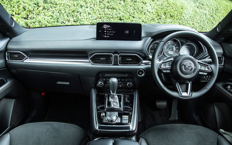 内装ではインパネに専用のハニカムブラックを用い、パワーウィンドウスイッチとドアミラーコントロールスイッチにサテンクロームメッキの加飾を配してオリジナリティを演出。また、シートの素材をブラックのグランリュクス+合成皮革とし、レッドステッチのアクセントを付与。レッドステッチのアクセントはステアリングやドアアームレストにも採用して統一感を図っている。セカンドシートには、ボタンを押すだけで自動的にシートが前に移動しながら背もたれが倒れ、3列目シートの乗員が降りるのに役立つ“ワンタッチウォークイン機構”を標準装備