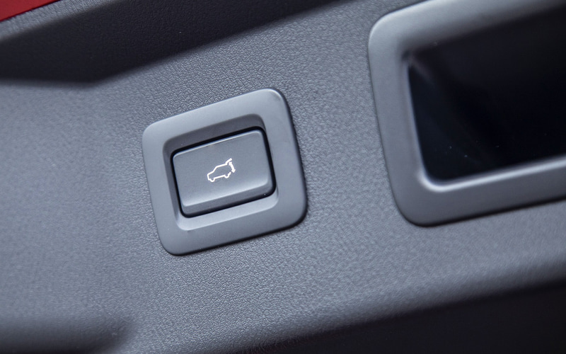 ラゲッジスペースのレイアウト。ハンズフリー機能付パワーリフトゲートも標準装備