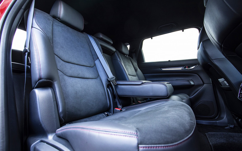 内装ではインパネに専用のハニカムブラックを用い、パワーウィンドウスイッチとドアミラーコントロールスイッチにサテンクロームメッキの加飾を配してオリジナリティを演出。また、シートの素材をブラックのグランリュクス+合成皮革とし、レッドステッチのアクセントを付与。レッドステッチのアクセントはステアリングやドアアームレストにも採用して統一感を図っている。セカンドシートには、ボタンを押すだけで自動的にシートが前に移動しながら背もたれが倒れ、3列目シートの乗員が降りるのに役立つ“ワンタッチウォークイン機構”を標準装備