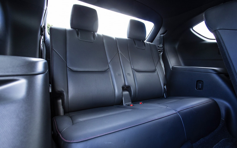内装ではインパネに専用のハニカムブラックを用い、パワーウィンドウスイッチとドアミラーコントロールスイッチにサテンクロームメッキの加飾を配してオリジナリティを演出。また、シートの素材をブラックのグランリュクス+合成皮革とし、レッドステッチのアクセントを付与。レッドステッチのアクセントはステアリングやドアアームレストにも採用して統一感を図っている。セカンドシートには、ボタンを押すだけで自動的にシートが前に移動しながら背もたれが倒れ、3列目シートの乗員が降りるのに役立つ“ワンタッチウォークイン機構”を標準装備