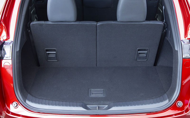 ラゲッジスペースのレイアウト。ハンズフリー機能付パワーリフトゲートも標準装備