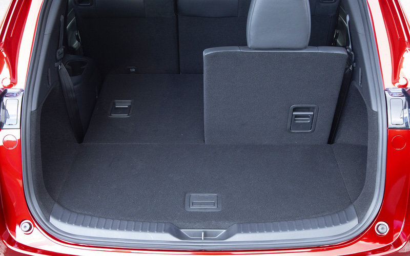 ラゲッジスペースのレイアウト。ハンズフリー機能付パワーリフトゲートも標準装備