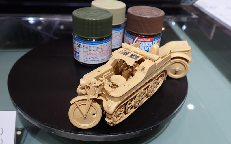 エンジンカバーは可動式。カバーを開けるとエンジンが再現されているのが分かる