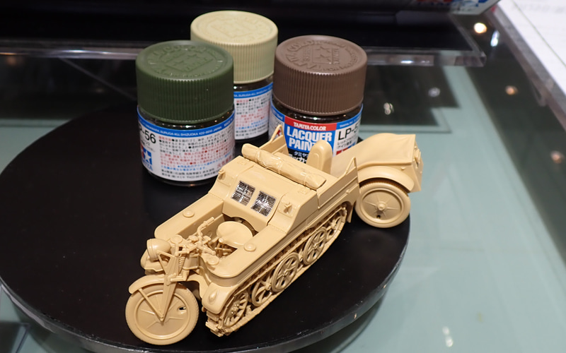 こちらが塗装前の組み立て済み完成品。エンジンカバーのエッチングパーツが目を引く