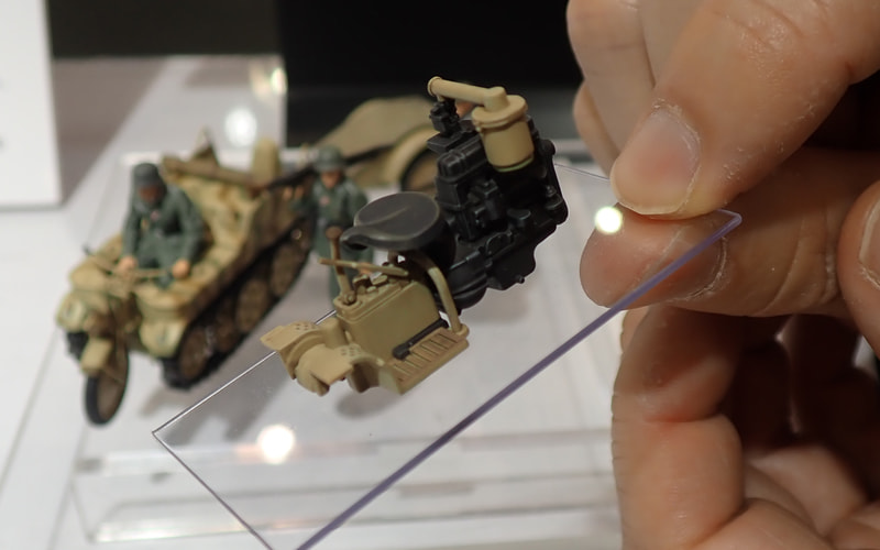 エンジン単体写真。シート後方のエンジンからシート下のトランスミッションへと駆動力が導かれる。シフトレバーも再現